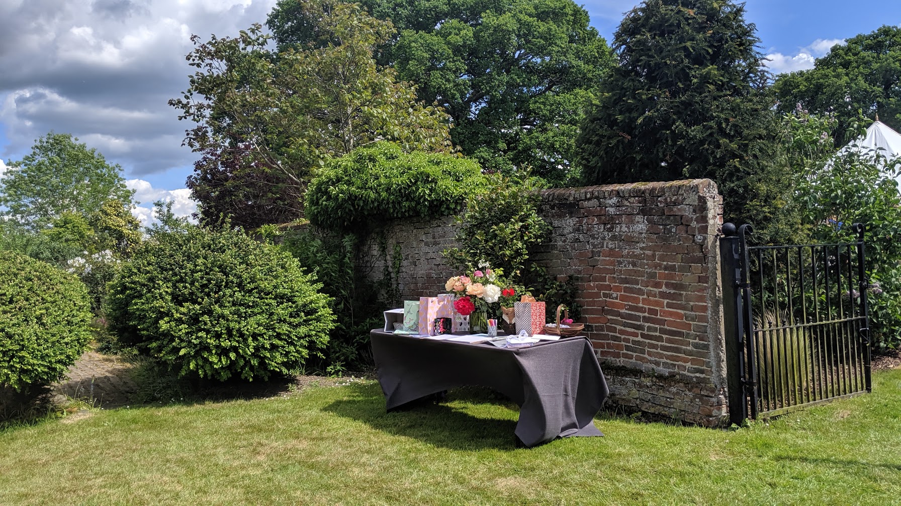 welcome drinks lawn at littlefield manor